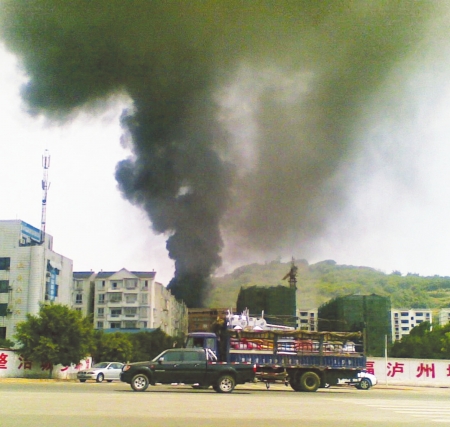 泸州龙马潭泡沫厂起火(图1)