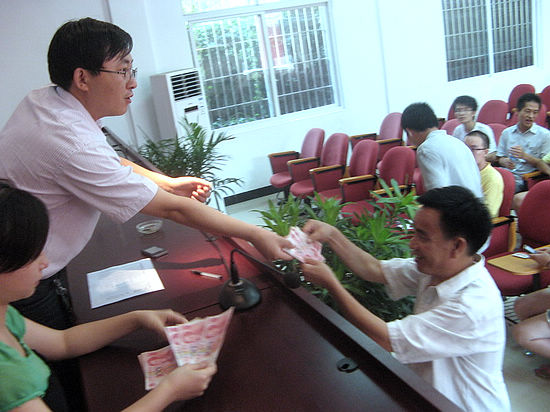 泸州胡市镇为计生家庭子女发放高考奖励金(图1) 泸州胡市镇为计生家庭子女发放高考奖励金(图1)