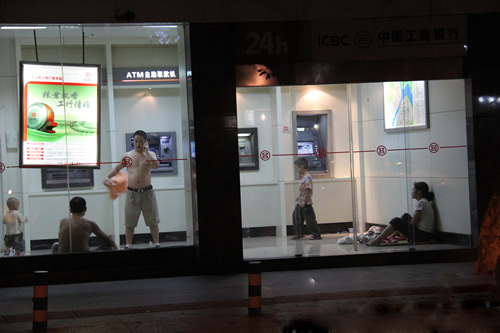 雷人!“蹭凉族”蹭进自助银行(图3) 雷人!“蹭凉族”蹭进自助银行(图3)