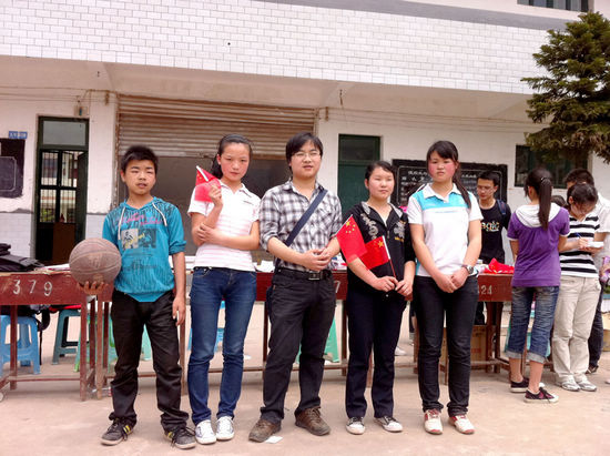 泸州:80后好样的 五年爱心助学播种爱心(图2) 泸州:80后好样的 五年爱心助学播种爱心(图2)
