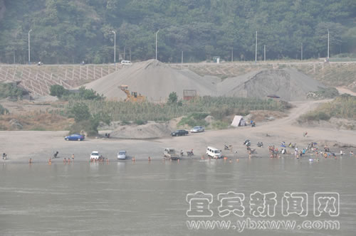 江边成“洗车场”&nbsp;市民喊不雅(图1)