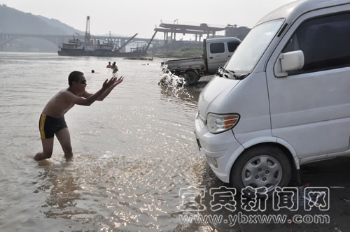 江边成“洗车场”&nbsp;市民喊不雅(图3)