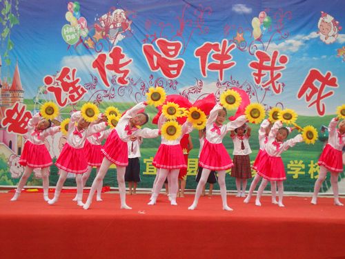 宜宾高场:“童谣传唱”伴孩子们度过别样暑假(图1) 宜宾高场:“童谣传唱”伴孩子们度过别样暑假(图1)