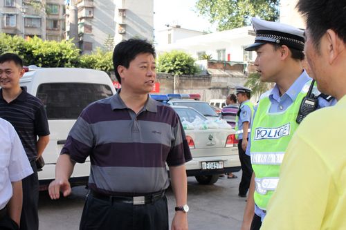 叙永县委、政府领导冒酷暑亲切慰问公安交警(图3) 叙永县委、政府领导冒酷暑亲切慰问公安交警(图3)