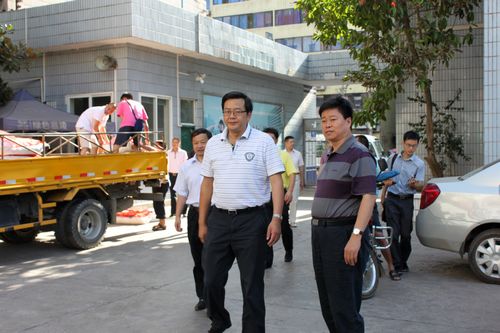 叙永县委、政府领导冒酷暑亲切慰问公安交警(图1) 叙永县委、政府领导冒酷暑亲切慰问公安交警(图1)