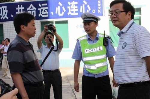 叙永县委、政府领导冒酷暑亲切慰问公安交警