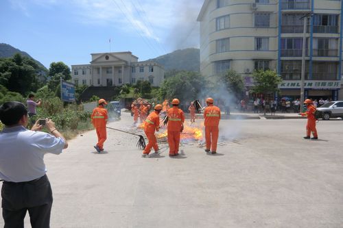 水尾镇进行消防培训与现场演练(图1) 水尾镇进行消防培训与现场演练(图1)