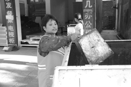 宜宾首次 清洁工受聘股级干部(图1) 宜宾首次 清洁工受聘股级干部(图1)