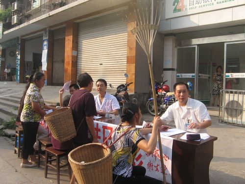 胡市镇卫生院义诊惠乡亲(图1)