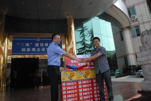 酷日送“清凉”&nbsp;&nbsp;警民一家亲