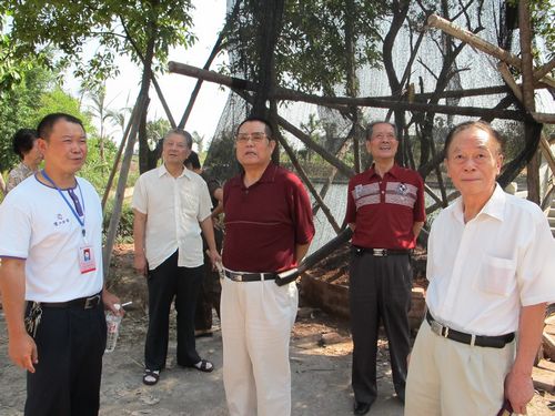 泸州老领导到奇峰镇共和村参观新农村建设