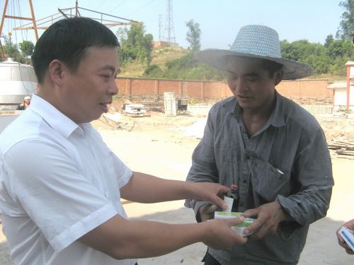 胡市镇高温送“清凉”(图1)