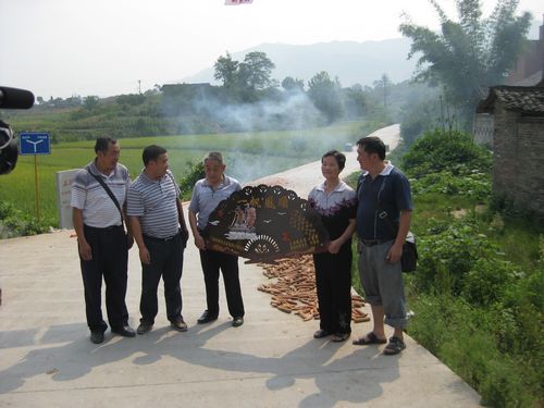 方洞镇：7旬老者情系家乡&nbsp;慷概捐资为民造福(图2)