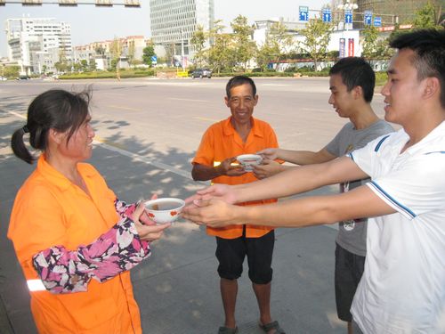 泸州:关注高温下的环卫工人(图2) 泸州:关注高温下的环卫工人(图2)