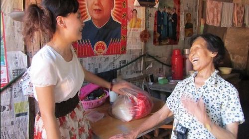 先市镇:夏日送清凉 五保老人笑(图1) 先市镇:夏日送清凉 五保老人笑(图1)