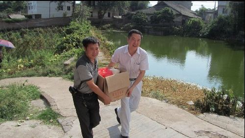 先市镇:夏日送清凉 五保老人笑(图2) 先市镇:夏日送清凉 五保老人笑(图2)
