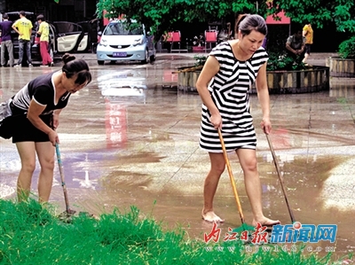久热逢雨 :一分钟 甜城变“ 水城 ”(图2) 久热逢雨 :一分钟 甜城变“ 水城 ”(图2)