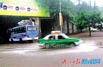 久热逢雨 :一分钟 甜城变“ 水城 ”(图1) 久热逢雨 :一分钟 甜城变“ 水城 ”(图1)