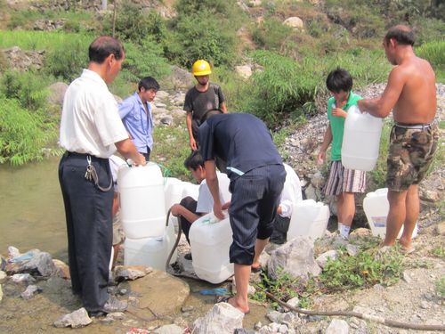 古蔺县护家乡抗旱小分队送水忙(图1) 古蔺县护家乡抗旱小分队送水忙(图1)