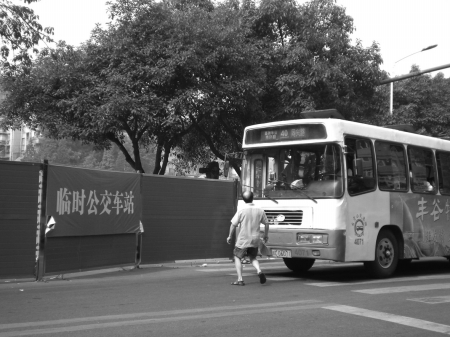 自贡对滨河路悬挑人行道改造 公交车临时设点(图1) 自贡对滨河路悬挑人行道改造 公交车临时设点(图1)