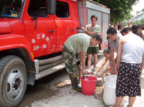 泸州：合江旱情持续&nbsp;消防官兵日均送水50吨(图1)