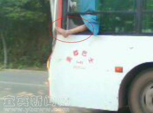 宜宾“单腿公交哥”耍酷 惊吓路人(图1) 宜宾“单腿公交哥”耍酷 惊吓路人(图1)