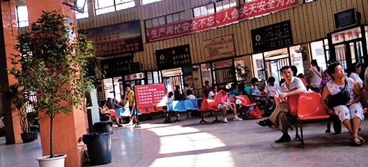内江长途汽车站内:风扇不"给力" 乘客"遭不住"(图1) 内江长途汽车站内:风扇不"给力" 乘客"遭不住"(图1)