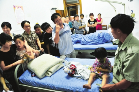 泸州2岁女孩左眼长瘤危在旦夕续:妈妈住进精神病房