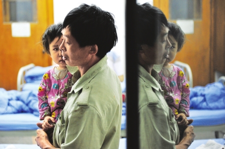 泸州眼疾女孩小秋林无法手术&nbsp;1.5万善款意外丢失(图2)