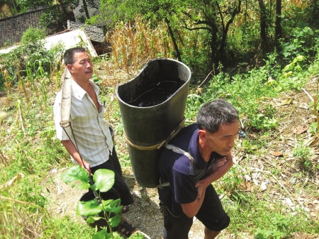 泸州：古蔺连干55天&nbsp;60岁村支书挑担送水