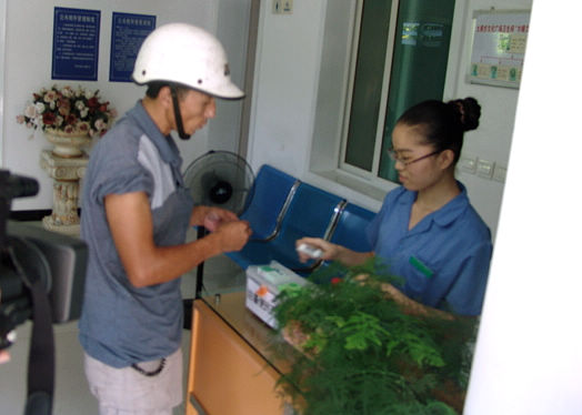 泸州市城管局:便民药箱 惠民利民(图1) 泸州市城管局:便民药箱 惠民利民(图1)