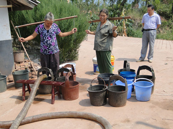 赤水镇：镇长送水到村(图1)