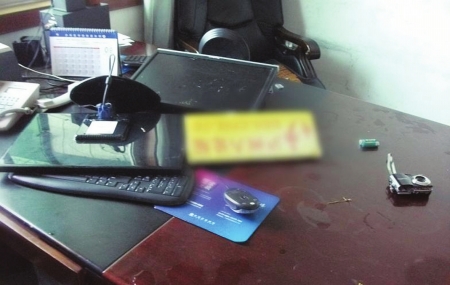 网友网上发帖引纠纷 泸州一网站办公设备被砸(图1) 网友网上发帖引纠纷 泸州一网站办公设备被砸(图1)