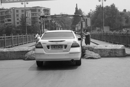 开车过泸州护国大桥比驾校考试还难(图1)