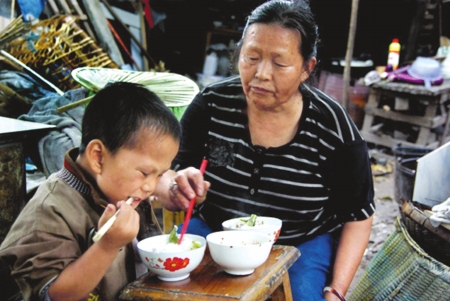 住“垃圾场”的老两口&nbsp;20年收养3名孤儿(图1)