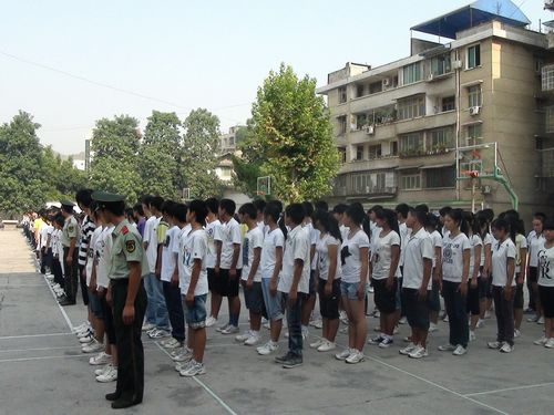 叙永二中新课改高11级新生军训圆满结束(图3)