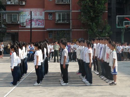 叙永二中新课改高11级新生军训圆满结束(图2)