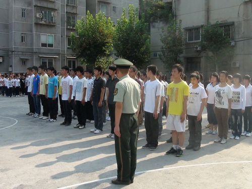 叙永二中新课改高11级新生军训圆满结束(图1)