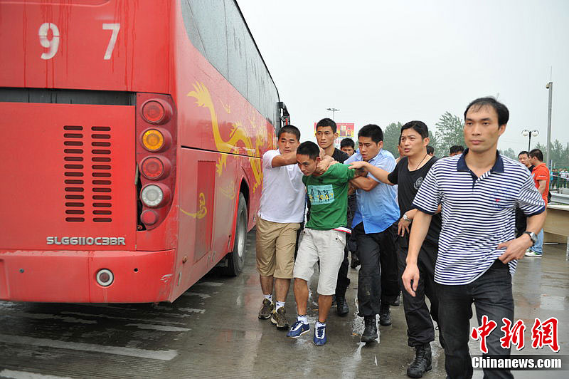 南京发生大客车劫持事件(图2)