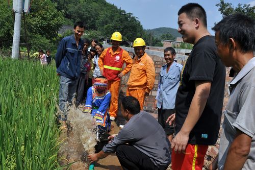 彝寨三级提灌“解渴”稻田(图1)