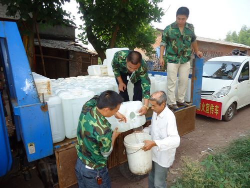 龙车镇：应急民兵情暖缺水户(图1)