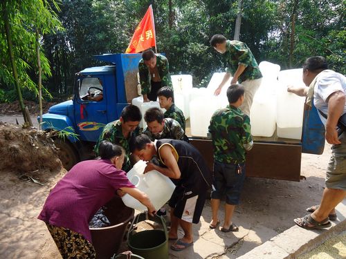 龙车镇：应急民兵情暖缺水户(图2)