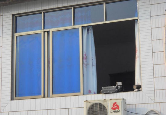 宜宾交警居民楼上"偷拍"超速遭非议(图1) 宜宾交警居民楼上"偷拍"超速遭非议(图1)
