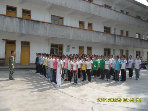 九支中学召开新生军训总结大会