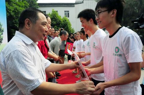 宜宾“山城啤酒”捐资100万 为740名寒门学子圆大学梦(图3) 宜宾“山城啤酒”捐资100万 为740名寒门学子圆大学梦(图3)