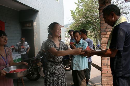 酷暑送清凉 慰问显真情(图1) 酷暑送清凉 慰问显真情(图1)
