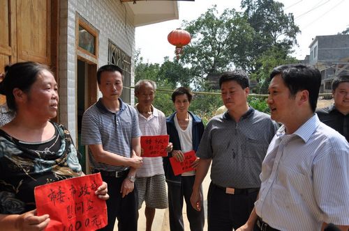 泸州市委常委、常务副市长杨松柏视察水潦彝族乡旱情(图1)