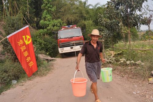 纳溪区：千支党员服务队&nbsp;&nbsp;助民解困忙送水(图1)