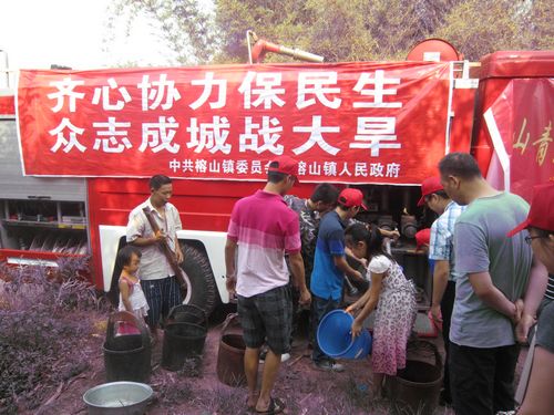 合江榕山：青年突击队活跃抗旱一线&nbsp;争当抗旱先锋(图1)