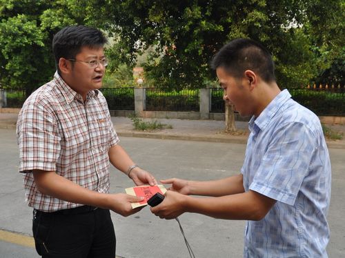 杨长缨慰问高温坚守一线干部职工